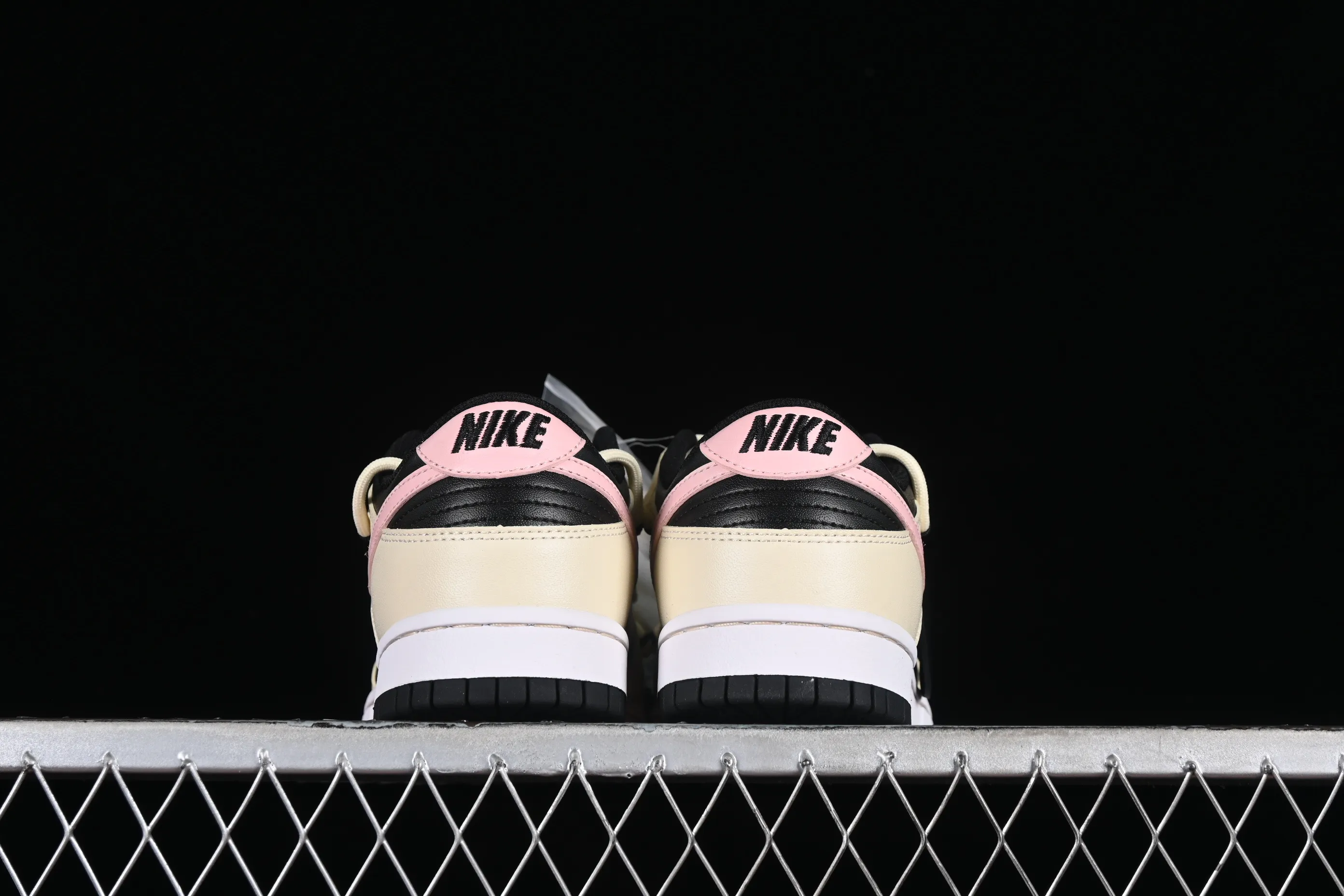 All Categories Nk SB Dunk Series Nk SB Dunk Low Low-top sneakers Nk Dunk Low Steam Puppet-Smoky Rose Black and pink simple SB strap low-top casual sneakers FD1232-001